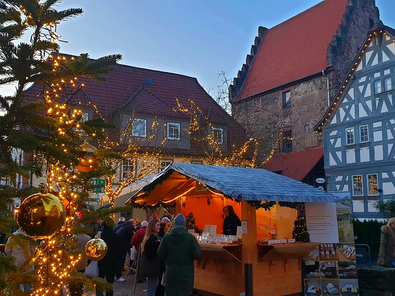 20191222_115532.jpg - Die Erbacher Schlossweihnacht verteilt sich über die halbe Altstadt.